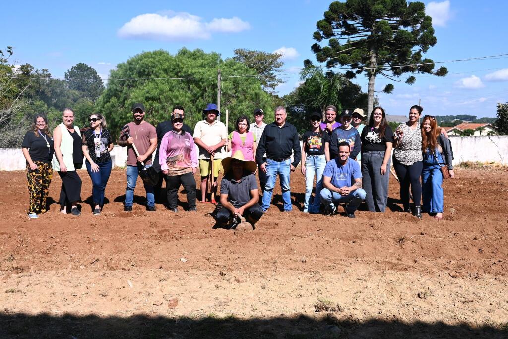 Horta Escolar beneficia alunos de Contenda