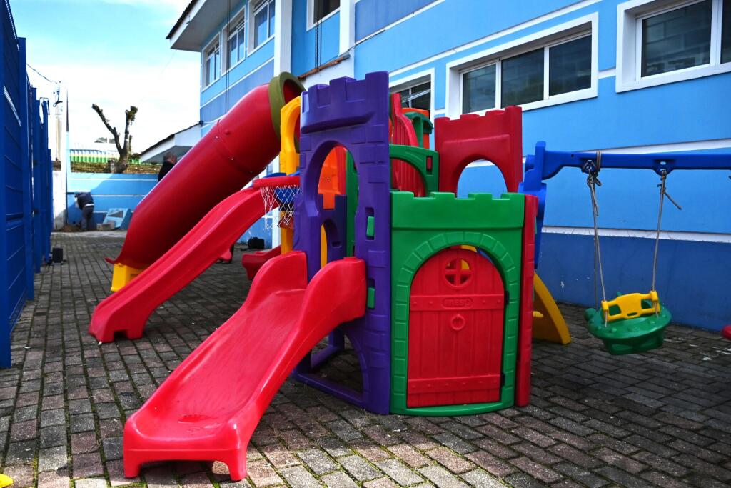 Contenda instala mais três novos playgrounds