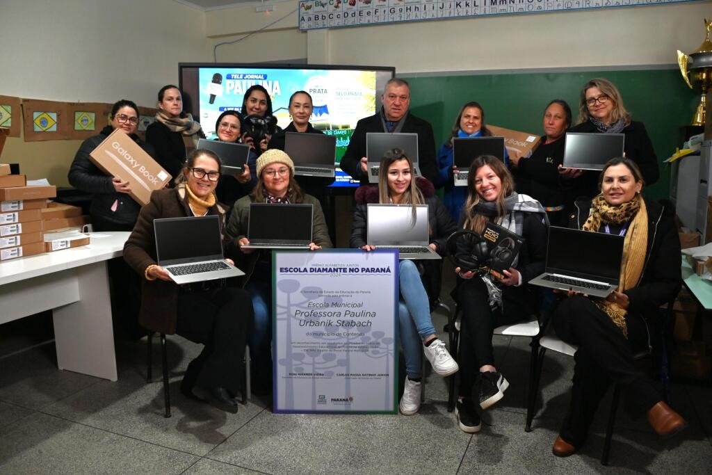 Escola da Serrinha recebe placa e kit tecnológico