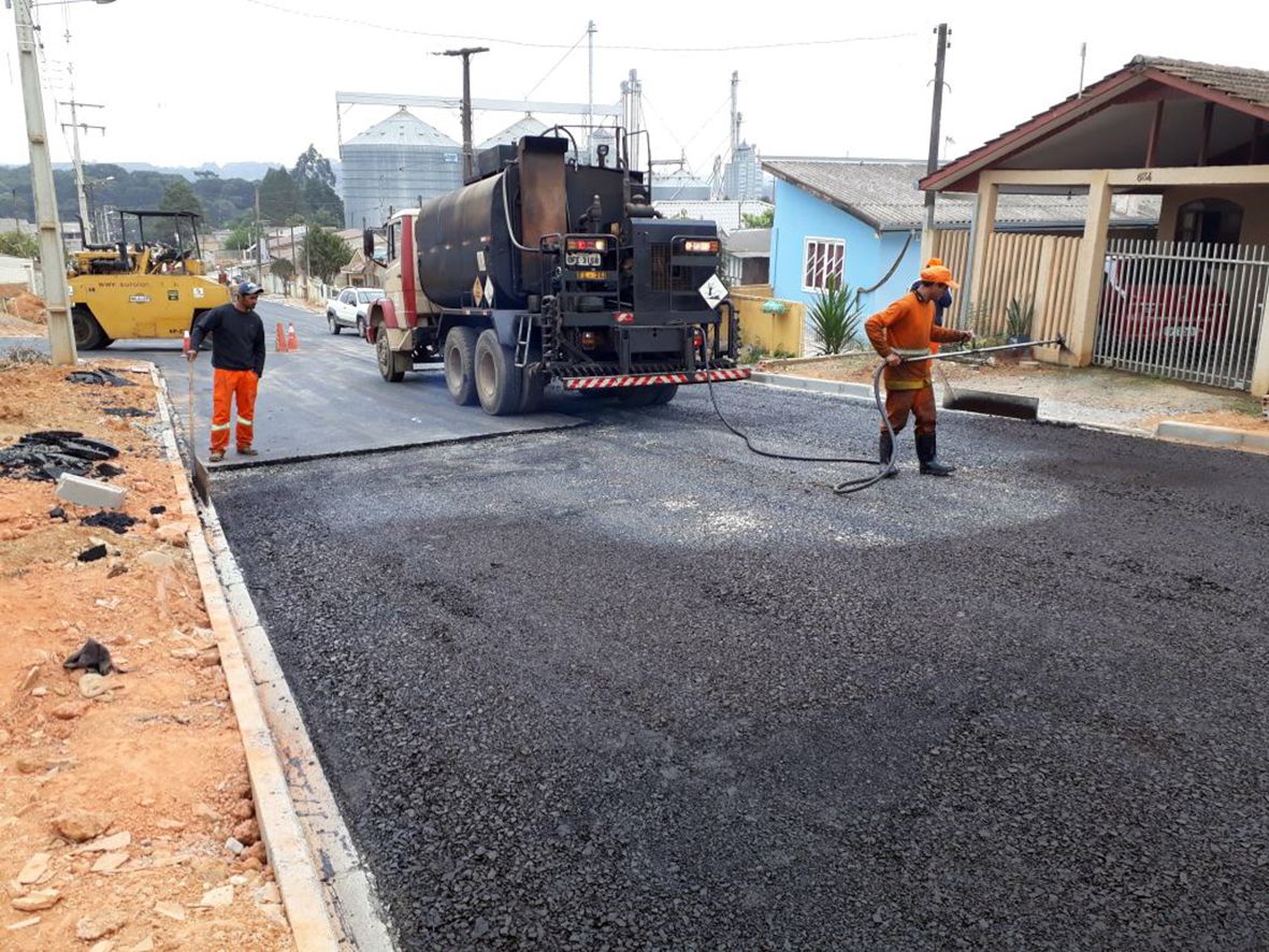 Contenda pavimenta rua no Habitar Brasil