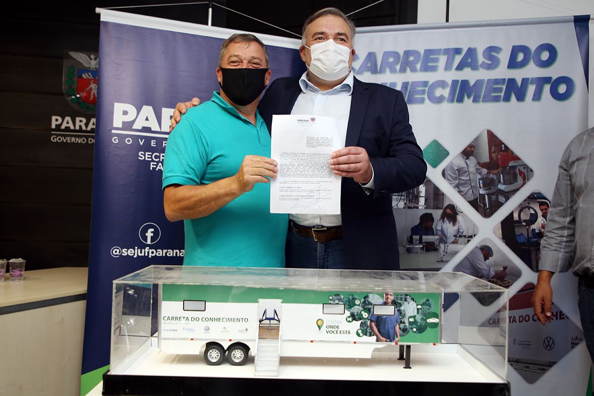 Mostarda assina termo de adesão para vinda das Carretas do Conhecimento