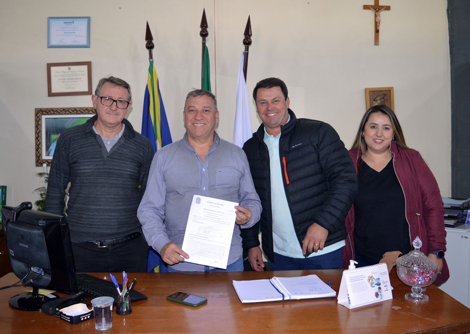 Mostarda assina ordem de serviço para pavimentação em sextavado no centro