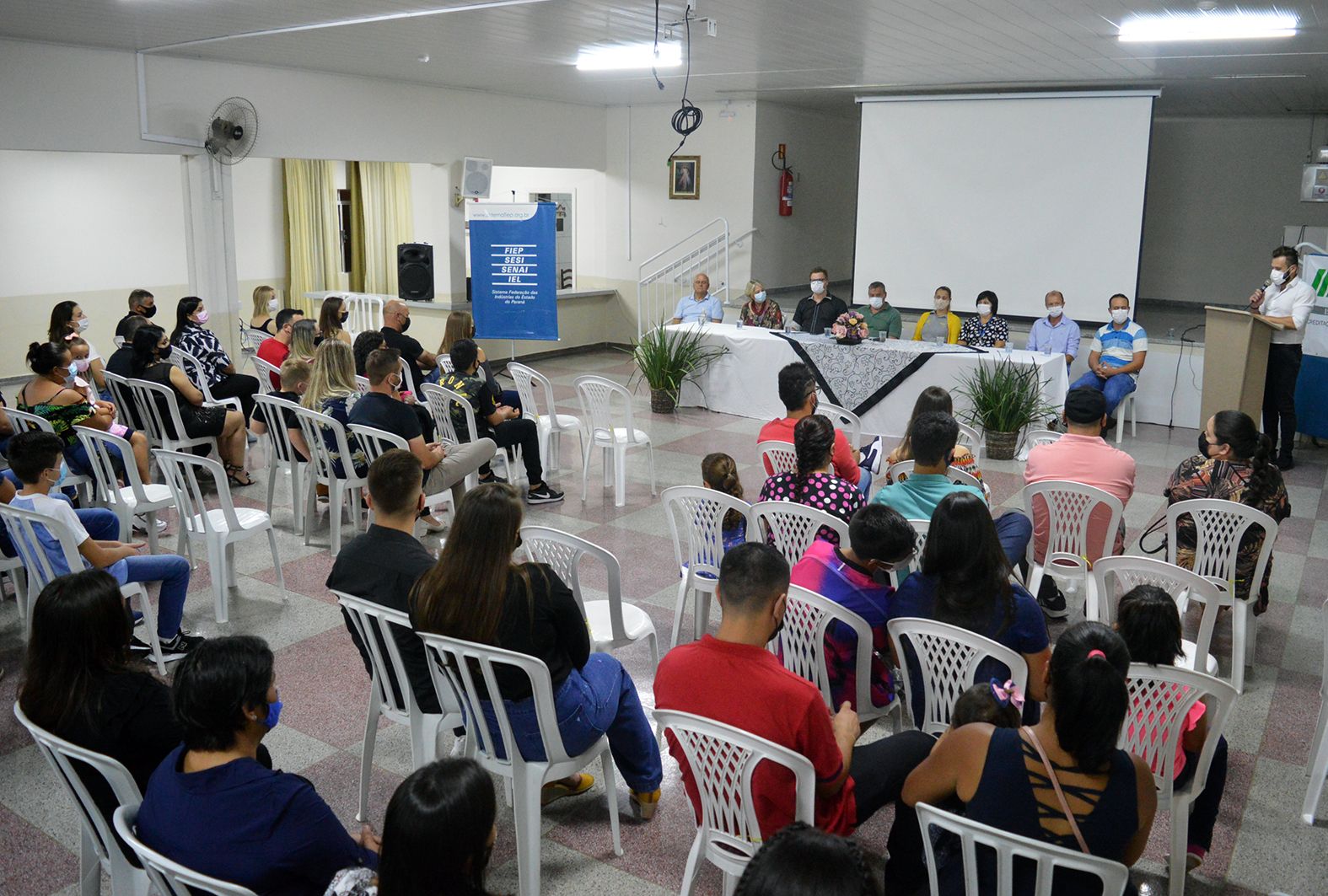 Contendenses recebem certificados do curso de Auxiliar de Mecânica Básica