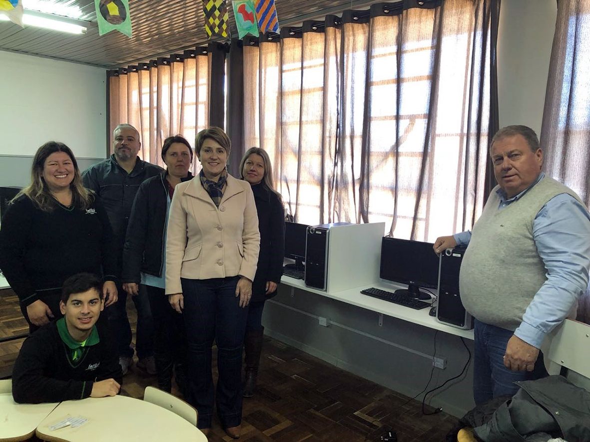 Programa ‘Adote uma Escola’ contempla instituição de Contenda com computadores