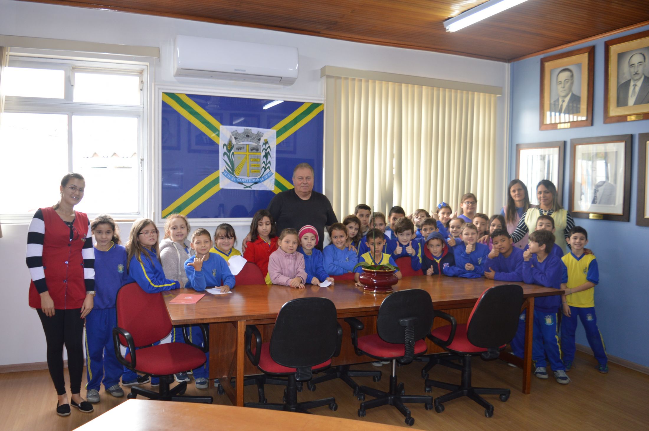 ALUNOS DA ESCOLA MUNICIPAL JOÃO FRANCO VISITAM O GABINETE DO PREFEITO