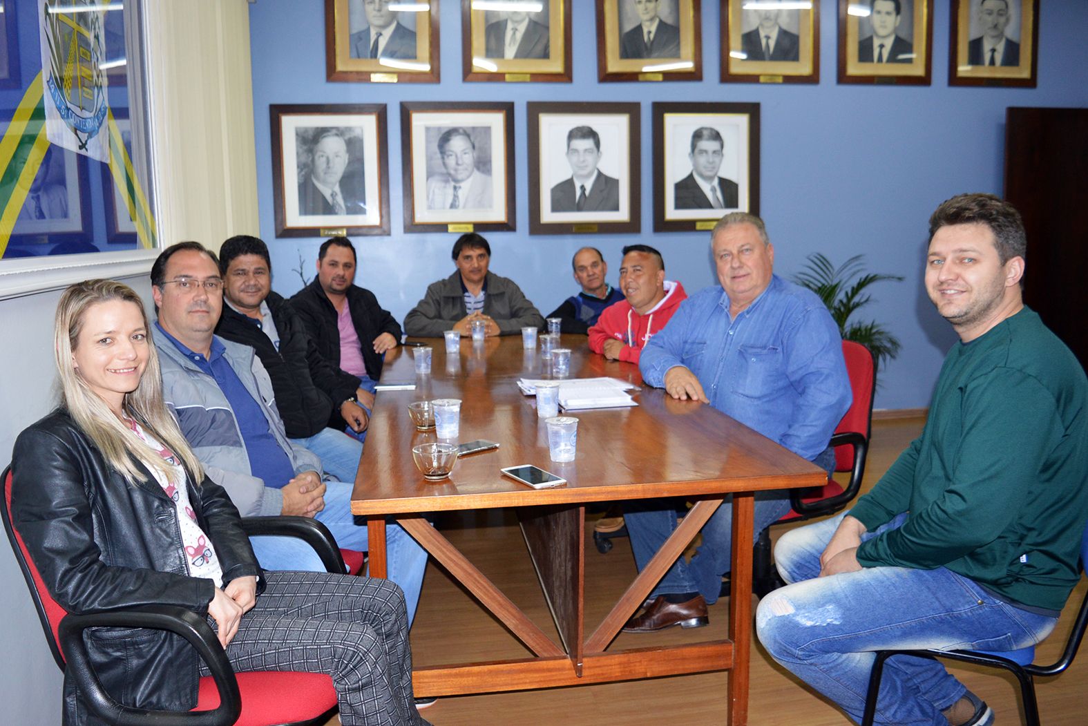 Carlão recebe vereadores em seu gabinete