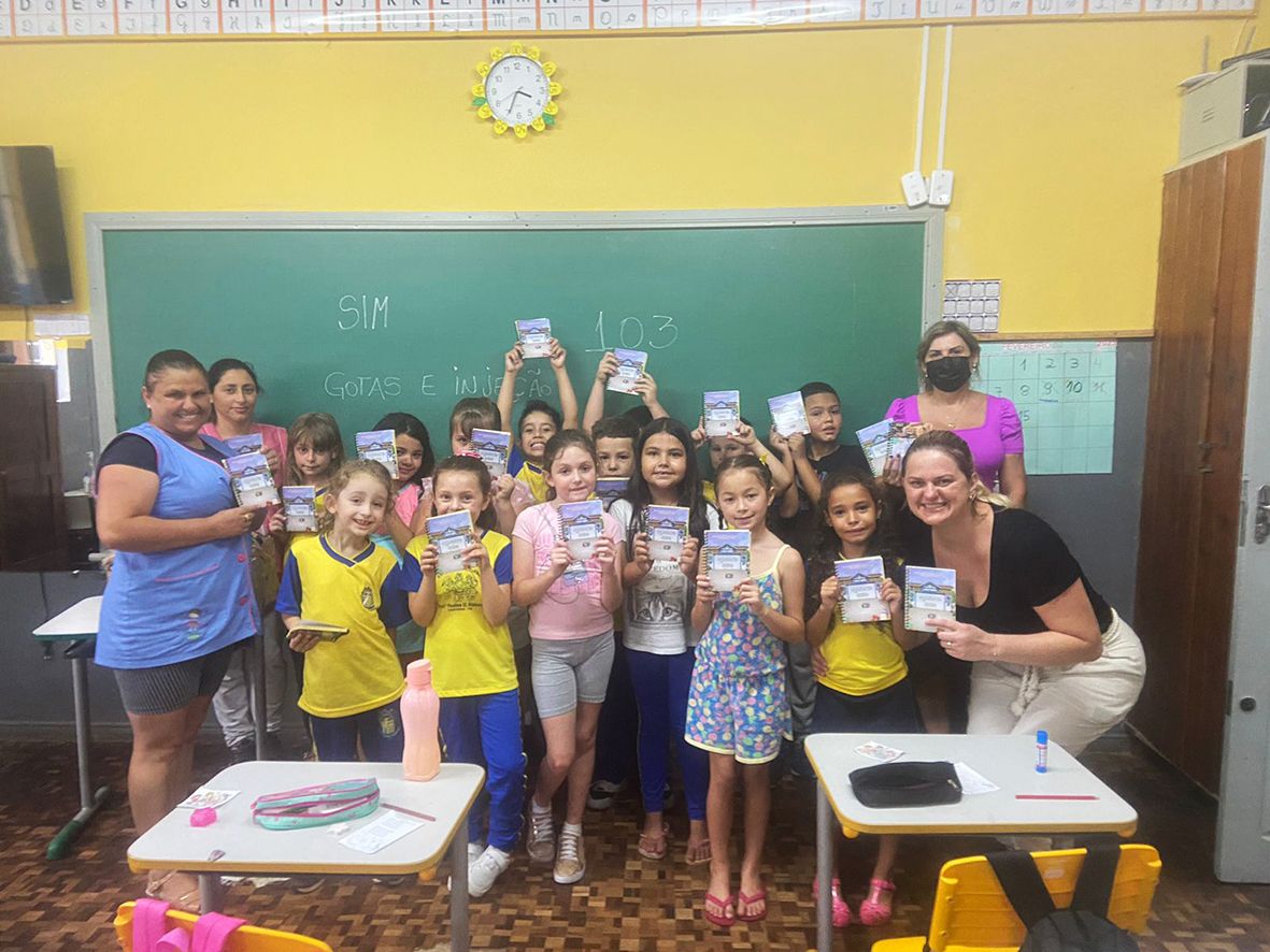 Alunos de Contenda recebem agenda escolar