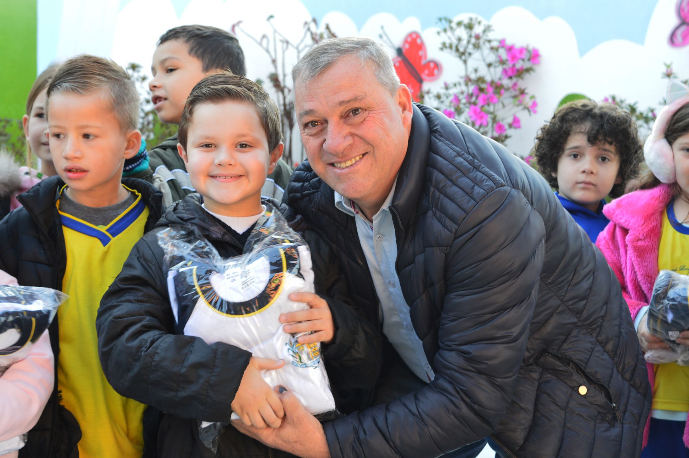 Contenda entrega o uniforme escolar