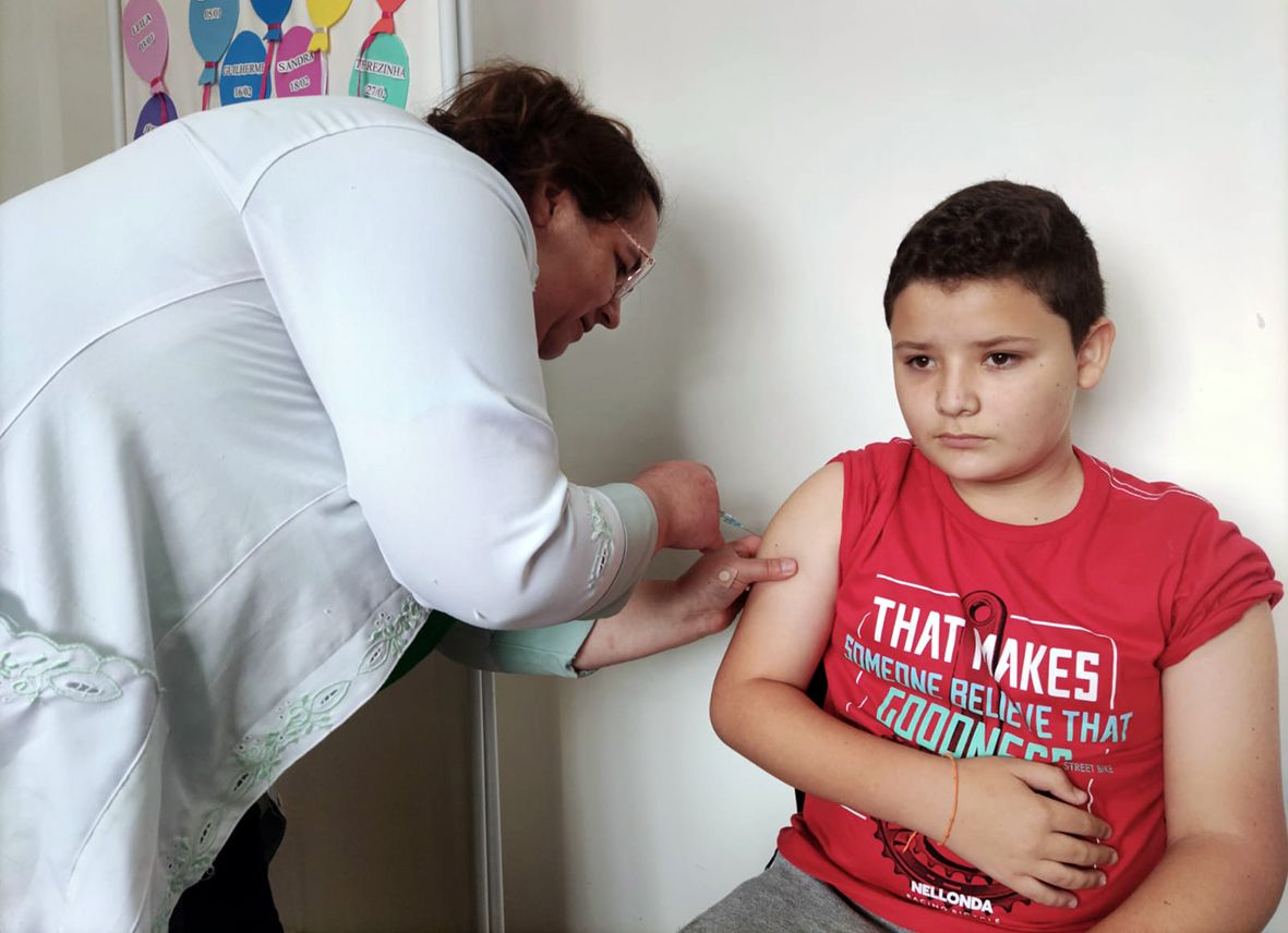 Contenda fez multivacinação no sábado (21)