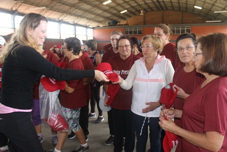 Grupo "Baixa Pressão" recebe Uniforme e Material Esportivo