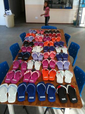 Alunos do Adolescentro aprendem Artesanato (Bordados em Chinelos)