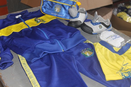 Alunos da Rede Municipal de Ensino Recebem Uniformes Escolares