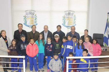 Alunos da Escola M. Vanilda Dzierwa visitam Câmara de Vereadores