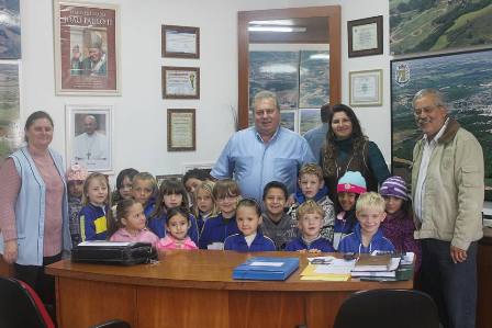 Alunos da Escola Mun. Nossa Senhora das Graças visitam Prefeitura