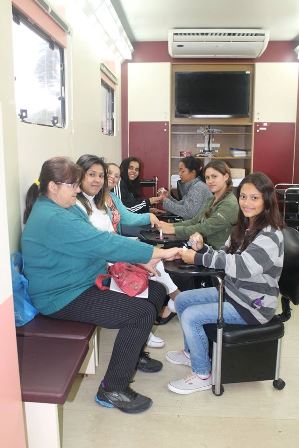 Iniciadas aulas práticas Curso de Manicure e Pedicure na Carreta-Escola Moda e Beleza - Senac/Pr.