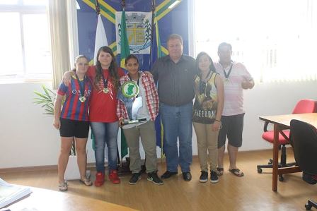 Prefeito recebe as Campeãs da Copa Integração Metropolitana