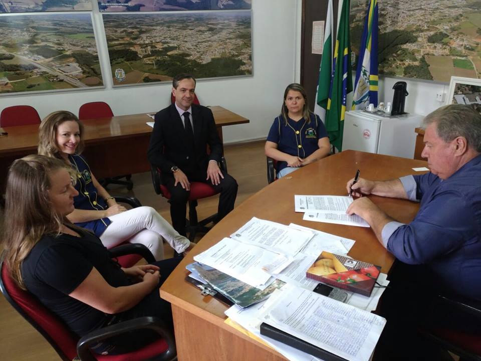 Prefeito assina Termo de Colaboração com a APAE de Contenda