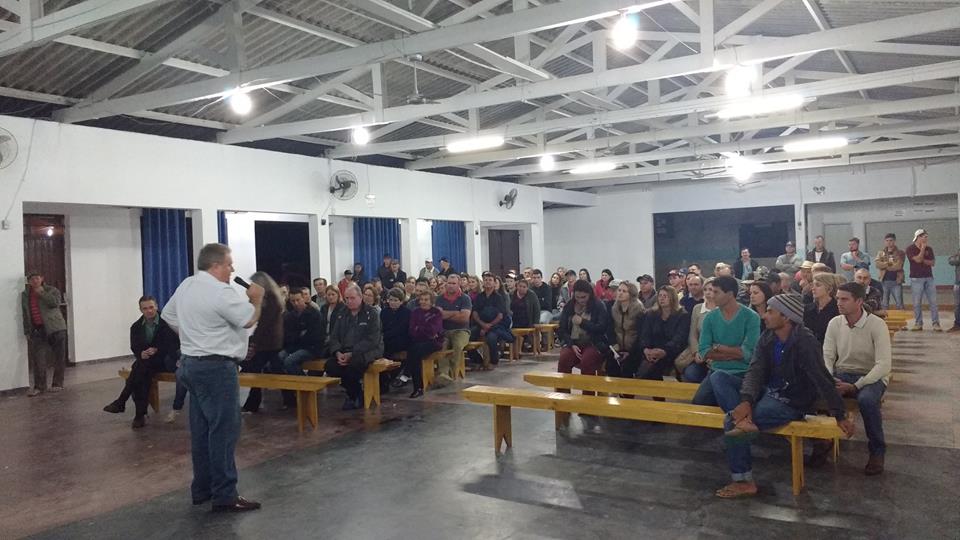 PREFEITO E SECRETÁRIOS PARTICIPAM DE REUNIÃO NA COMUNIDADE DE CATANDUVAS DO SUL