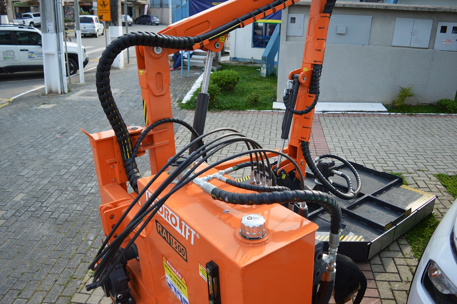 Prefeitura adquire roçadeiras hidráulicas