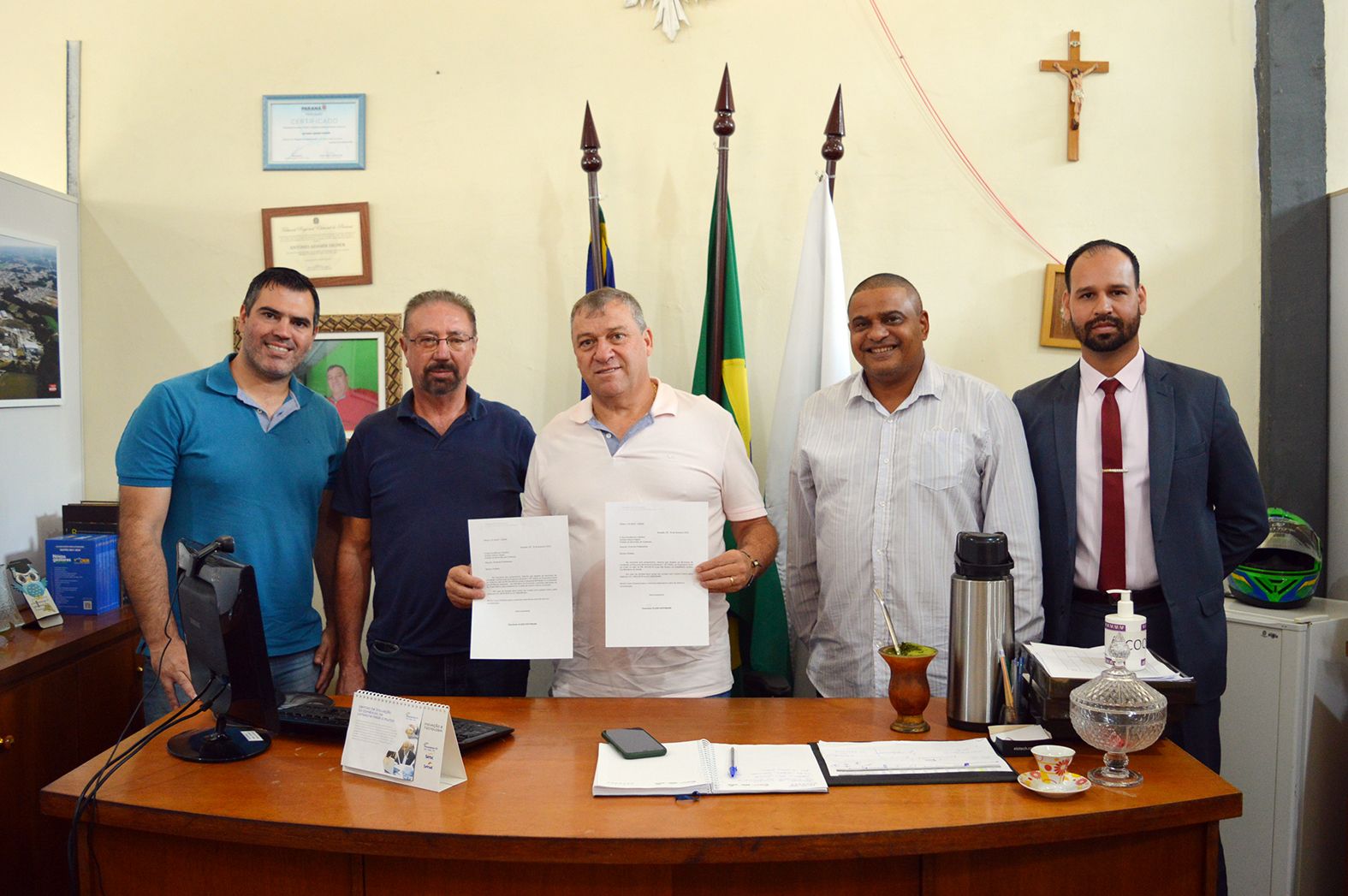 Mostarda assina ofícios para o recebimento de emendas