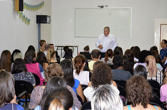 Carlão recepciona estagiários do município