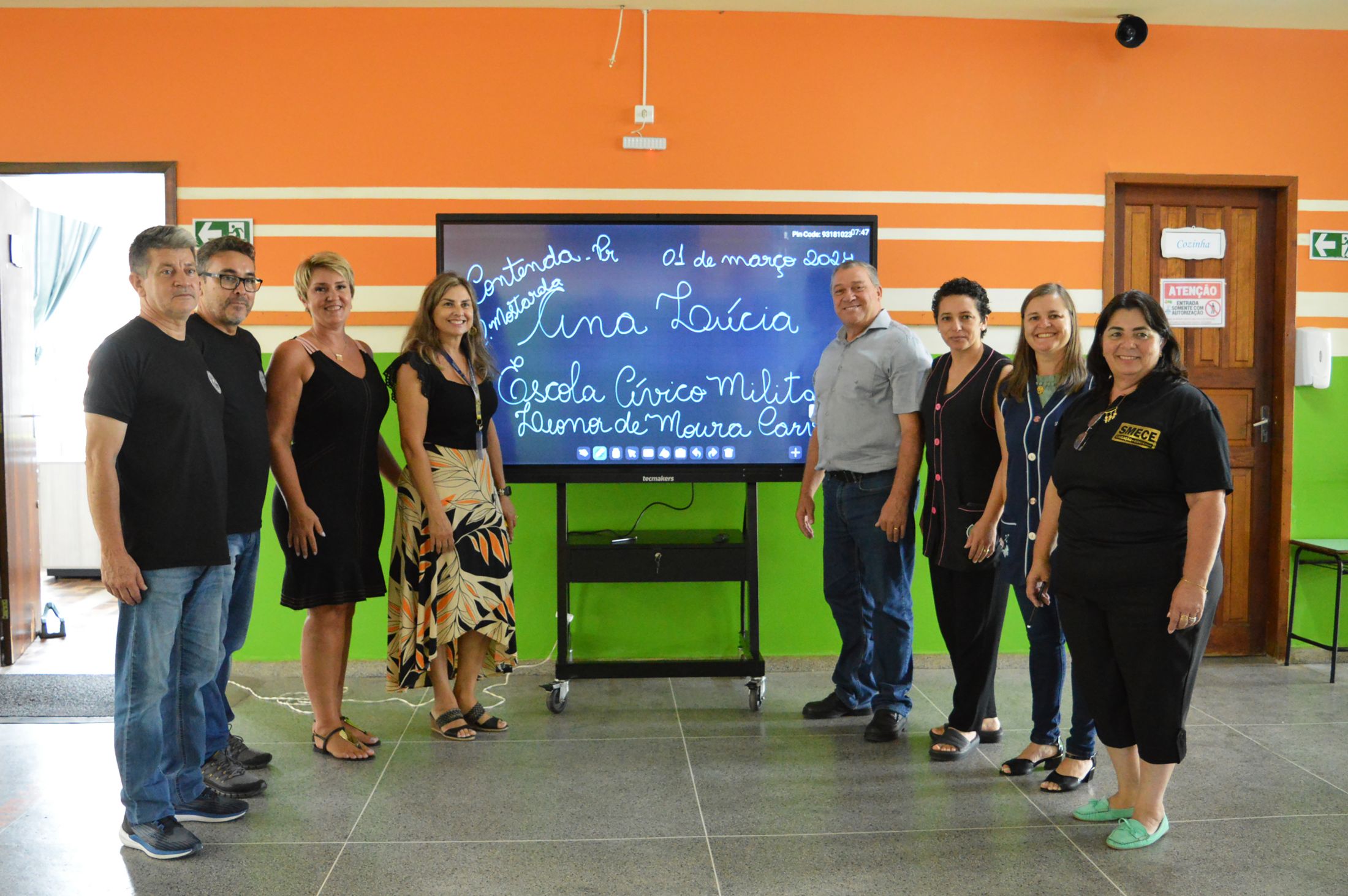 Prefeitura faz a entrega de três telas interativas para escolas municipais