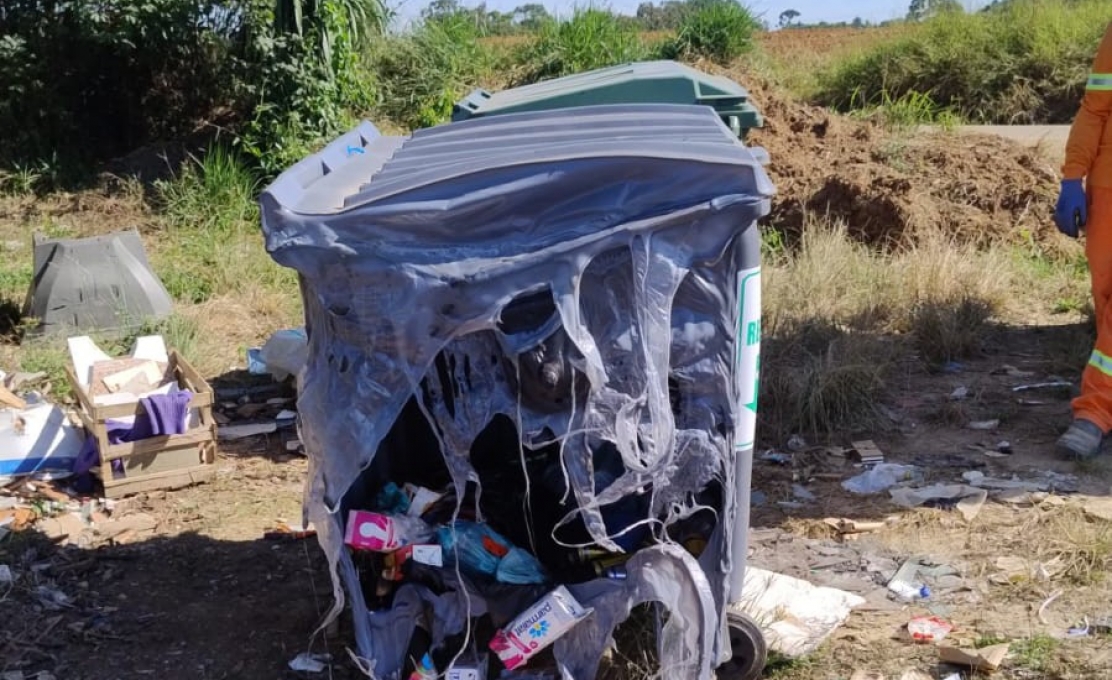 Container de resíduo novo é queimado