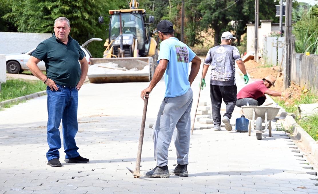 Avançam as pavimentações em Pedro Machado