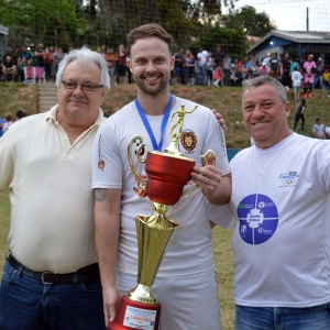 final-municipal-capitao-do-contenda-recebe-o-trofeu-de-primeiro-lugar