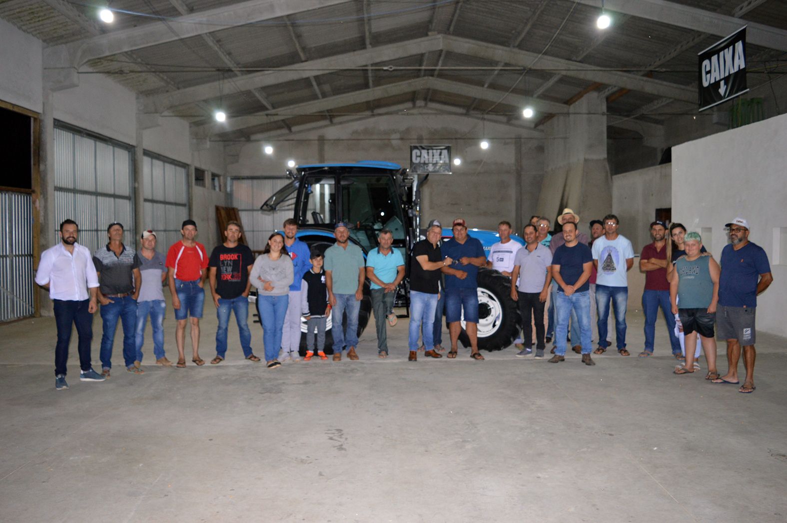 Prefeitura entrega trator para Associação Agrícola de Serrinha