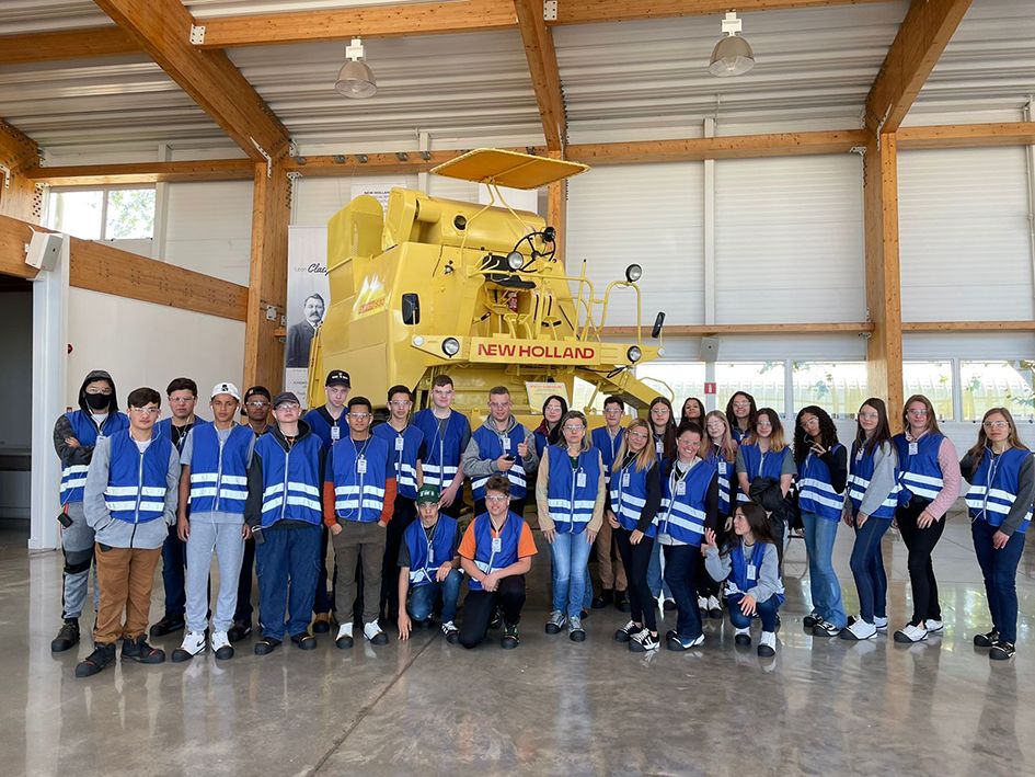 Jovens do curso Agricultor Aprendiz visitam fábrica de tratores, em Curitiba